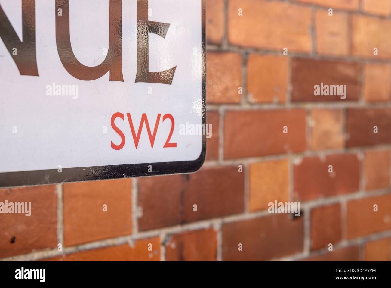 LONDON - 6. OKTOBER 2025: SW2-Postleitzahl auf dem Straßenschild. Stockfoto