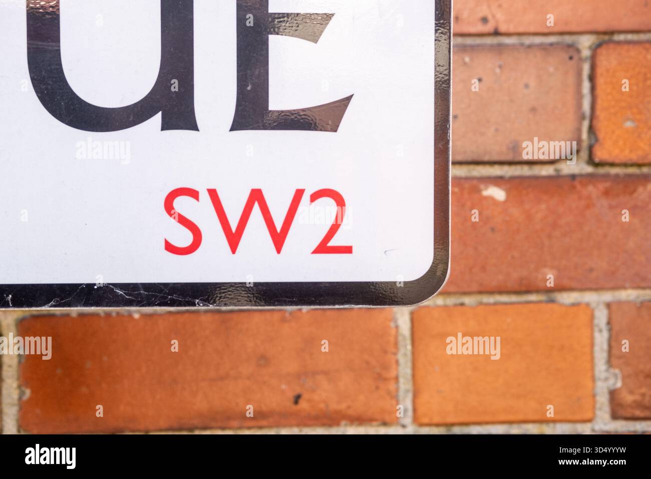 LONDON - 6. OKTOBER 2025: SW2-Postleitzahl auf dem Straßenschild. Stockfoto
