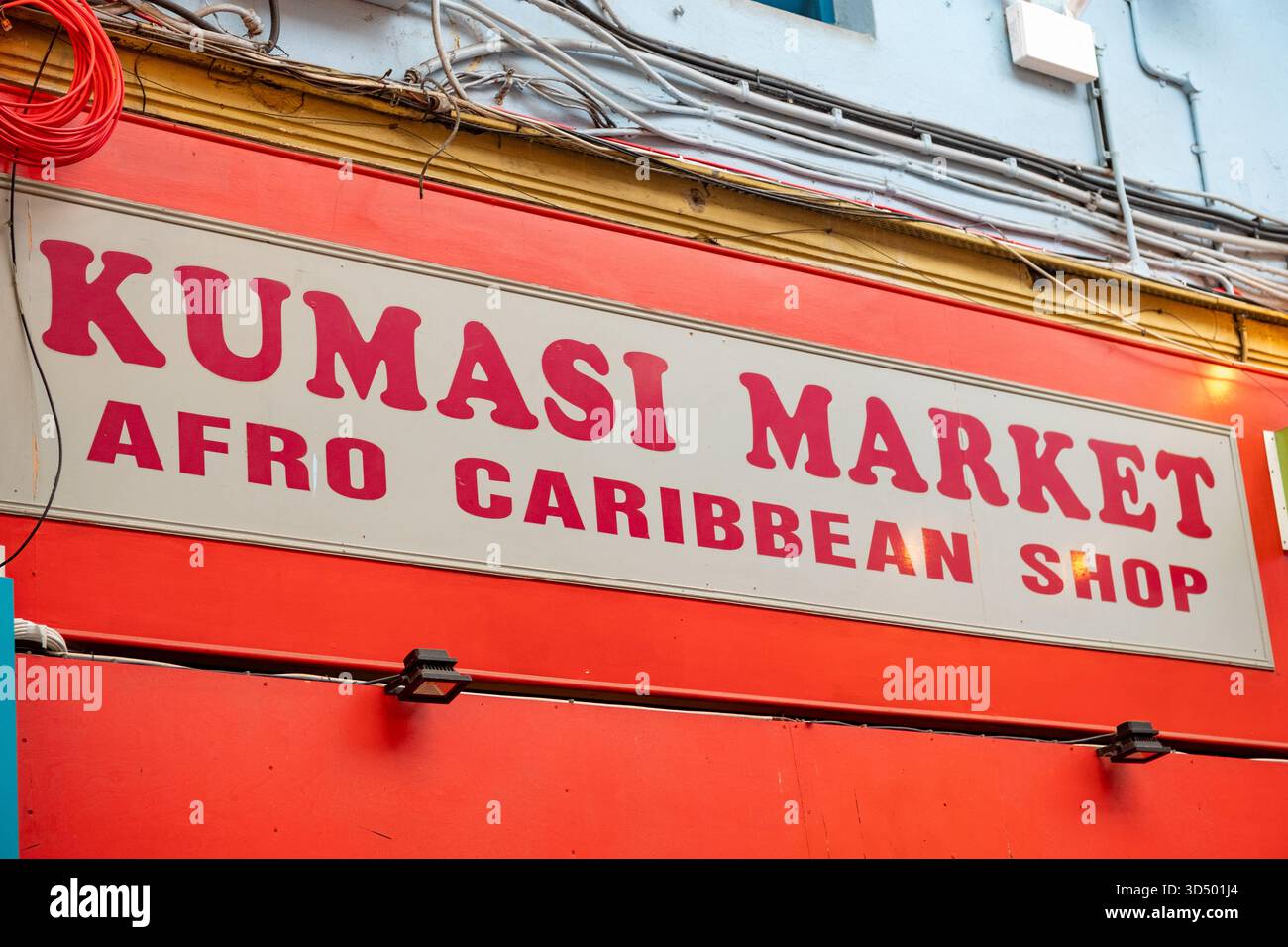 LONDON – 13. OKTOBER 2025: Kumasi Market – Afro Caribbean Shop im Brixton Village Market, South London Stockfoto