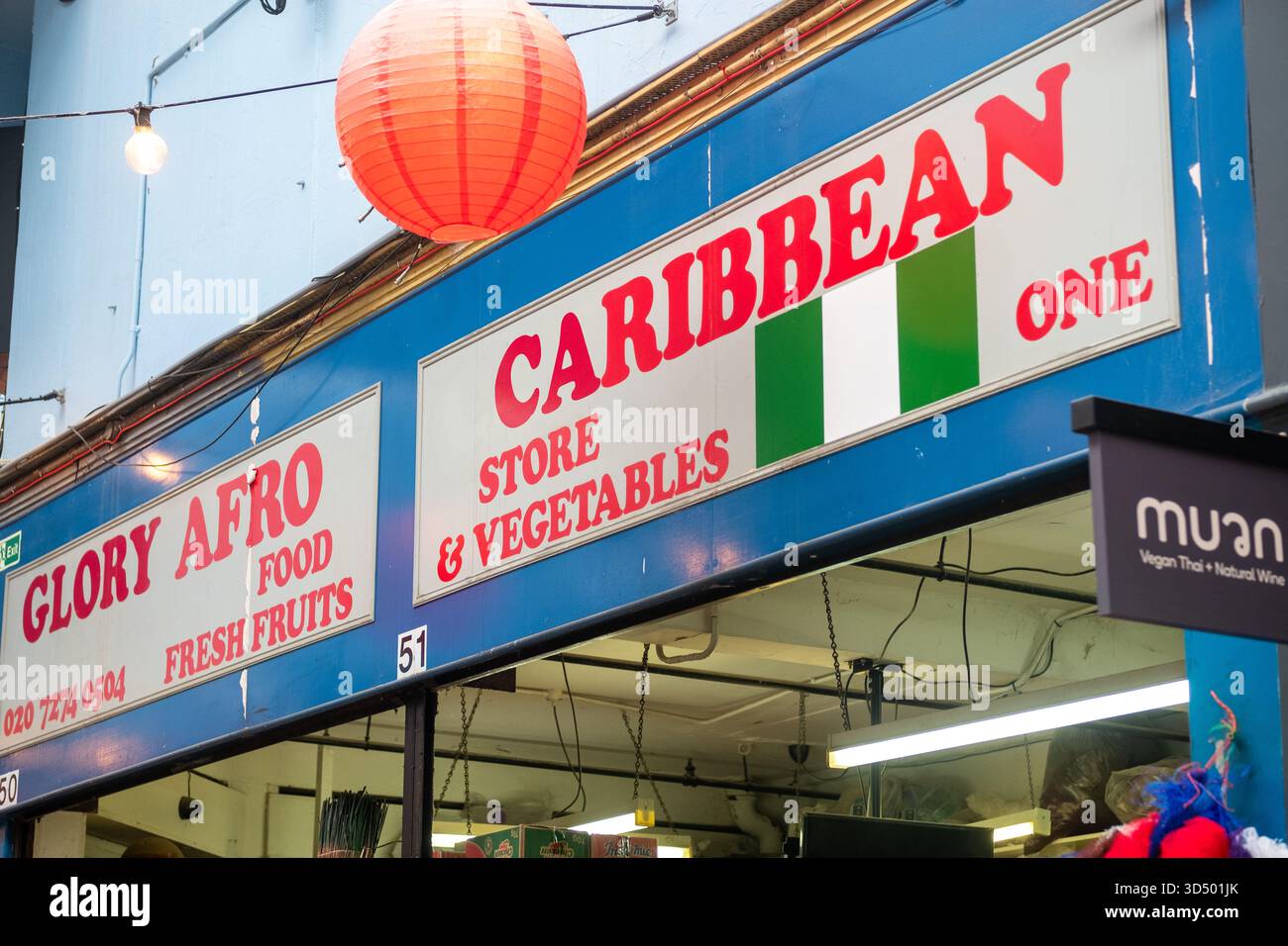 LONDON – 13. OKTOBER 2025: Caribbean One – Afro Caribbean Store & frisches Gemüse im Brixton Village Market, South London Stockfoto