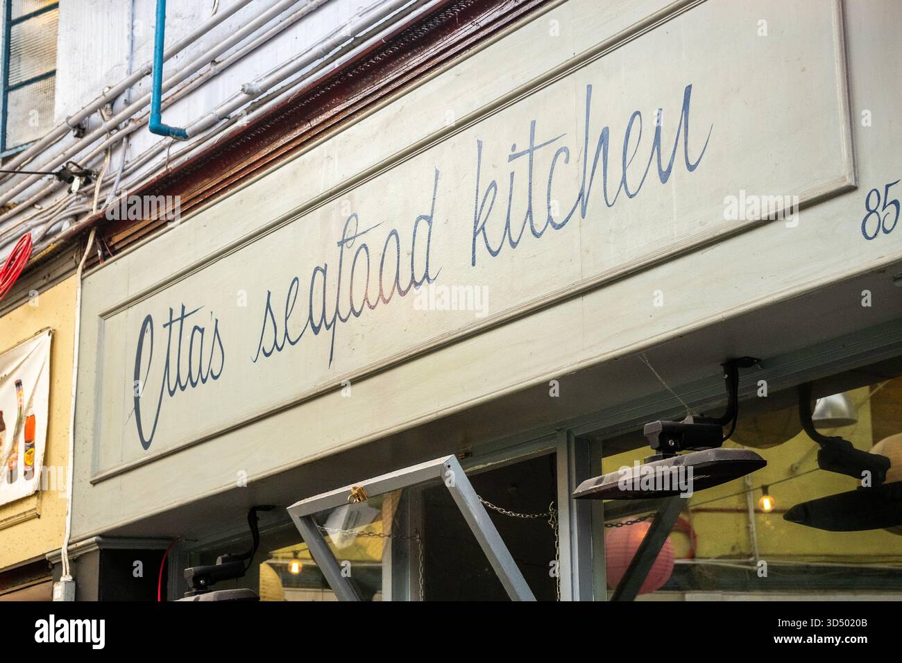 LONDON – 13. OKTOBER 2025: Etta's Seafood Kitchen – Ghanaian Restaurant im Brixton Village Market, South London Stockfoto