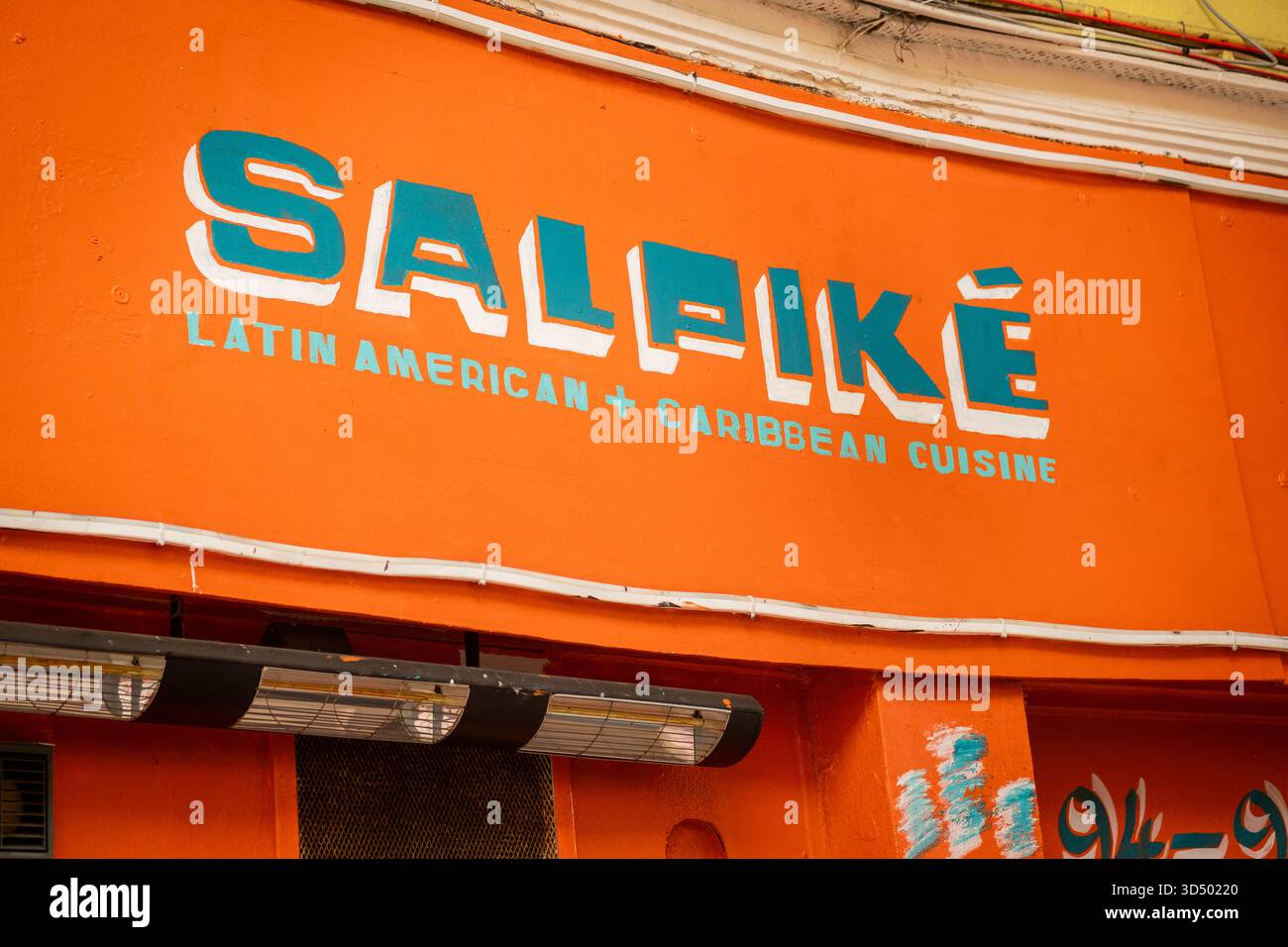 LONDON - 13. OKTOBER 2025: Salikē lateinamerikanisches & karibisches Restaurant im Brixton Village Market, South London Stockfoto