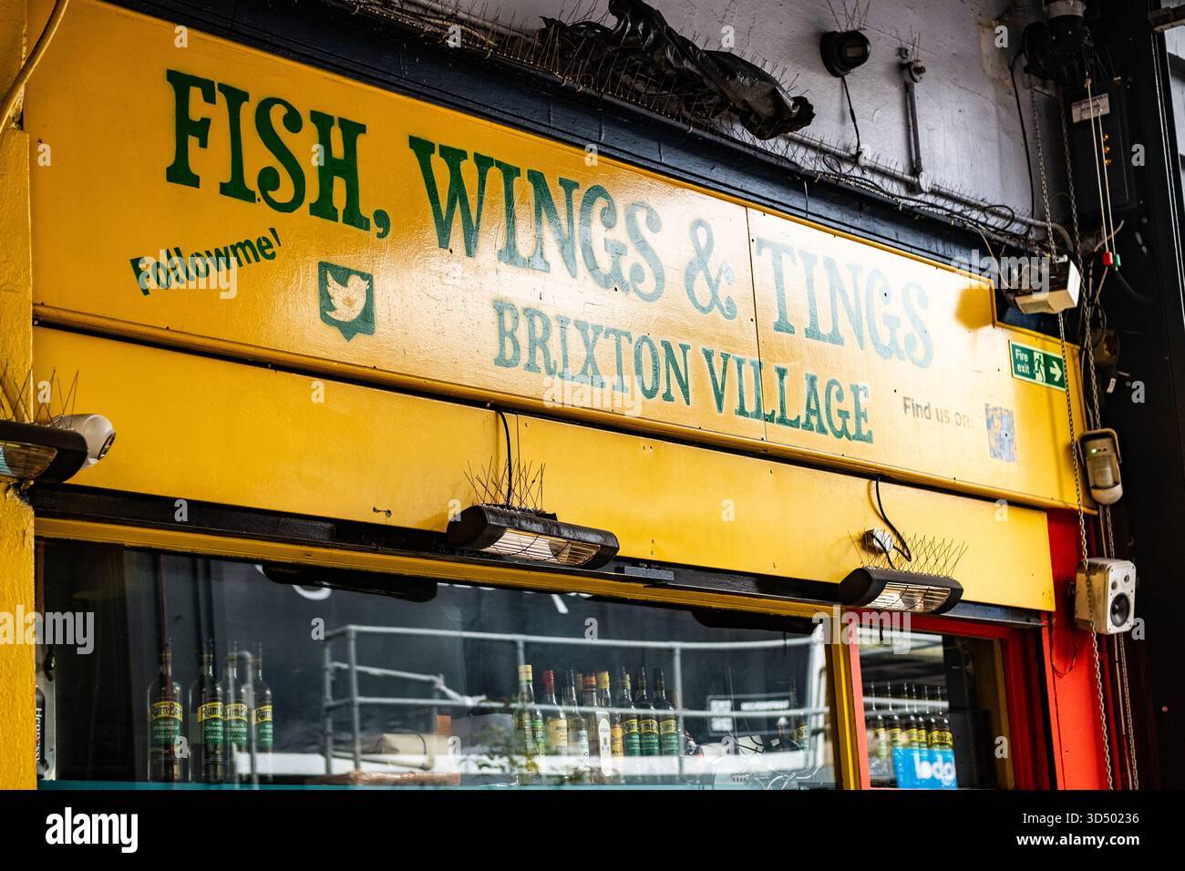 LONDON - 13. OKTOBER 2025: Fish, Wings & Tings Caribbean Restaurant im Brixton Village Market, South London Stockfoto