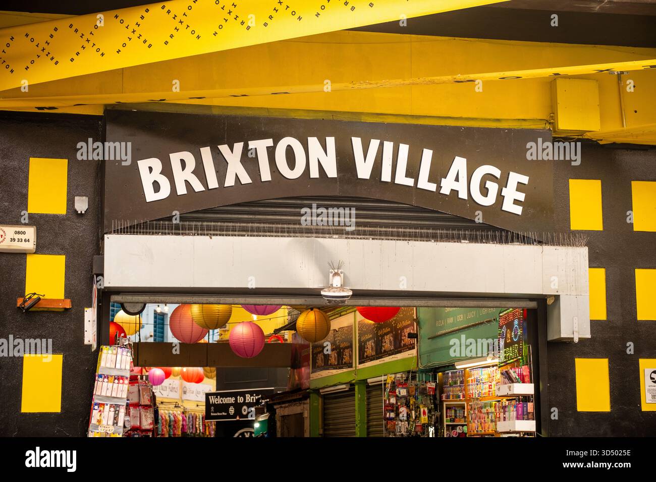 LONDON - 13. OKTOBER 2025: Schild zum Eingang zum Brixton Village Market, South London Stockfoto