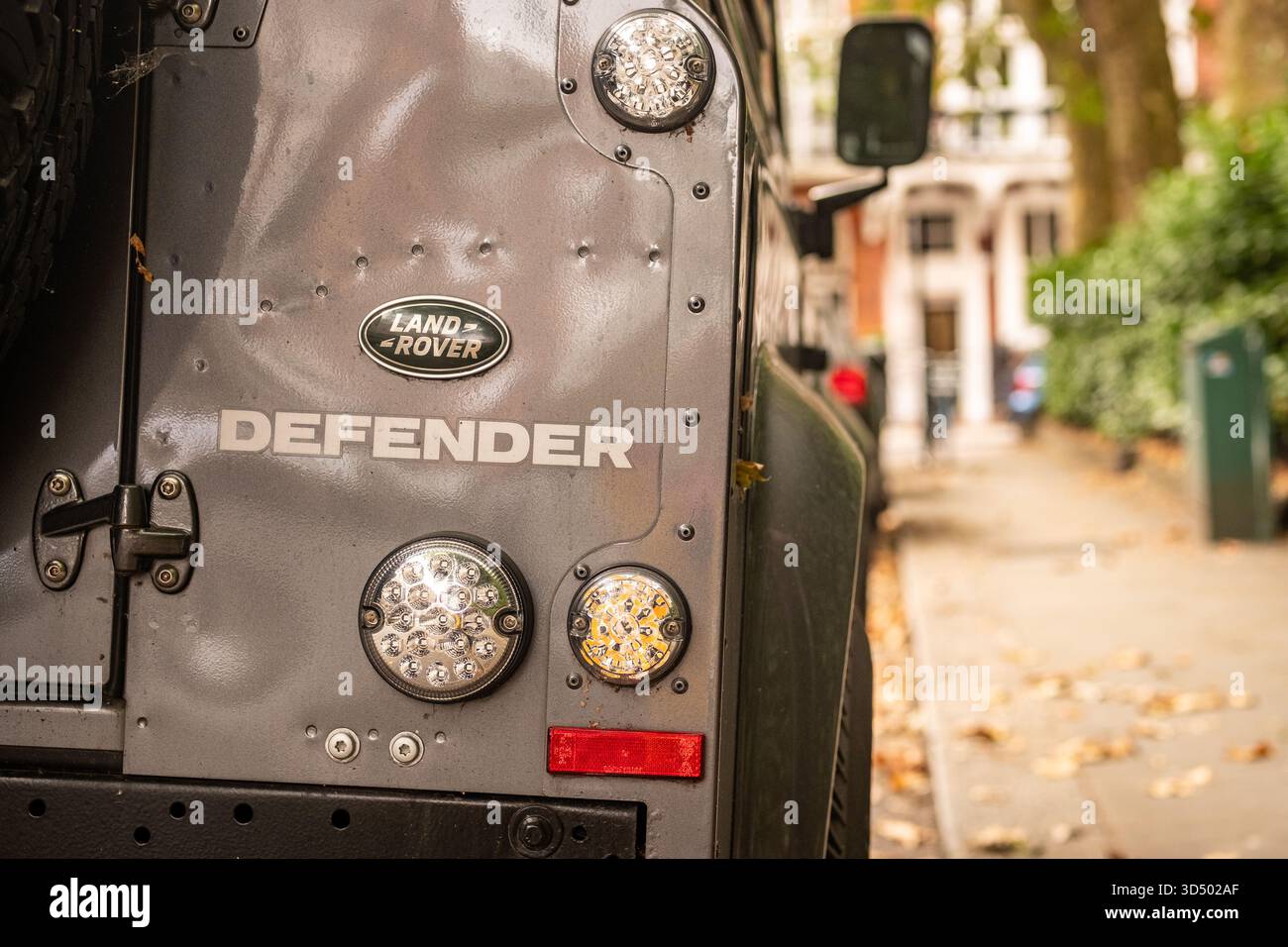 LONDON - 15. OKTOBER 2025: Land Rover Defender parkte in der Kensington Street mit Autumn Leaves, London 4x4 Stockfoto