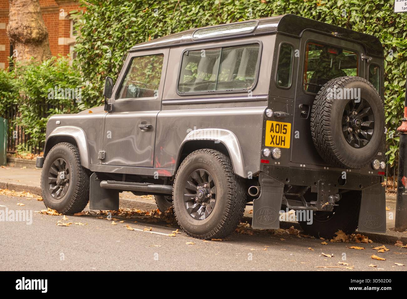 LONDON - 15. OKTOBER 2025: Land Rover Defender parkte in der Kensington Street mit Autumn Leaves, London 4x4 Stockfoto