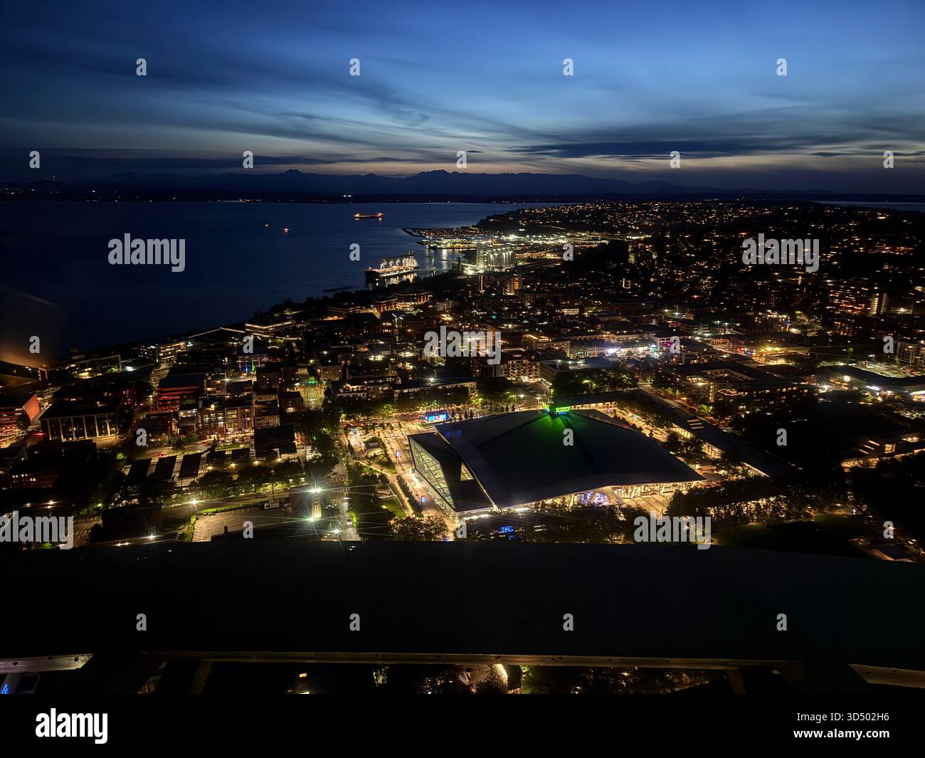 Eine dunkle Dämmerung fällt auf Seattle, von der Spitze der Space Needle aus gesehen, die Stadt, die von Licht lebt. Stockfoto
