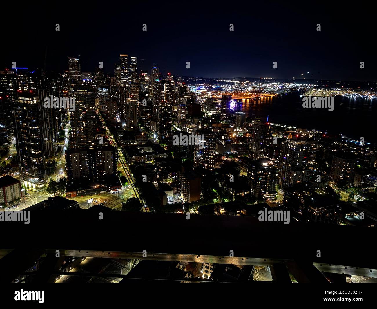 Eine dunkle Dämmerung fällt auf Seattle, von der Spitze der Space Needle aus gesehen, die Stadt, die von Licht lebt. Stockfoto