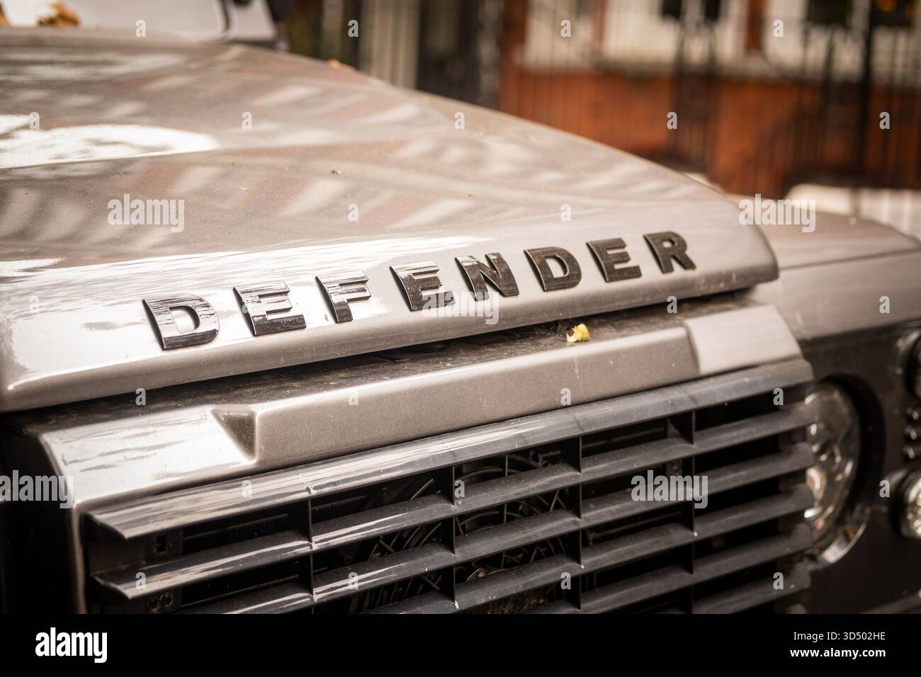 LONDON - 15. OKTOBER 2025: Land Rover Defender parkte in der Kensington Street mit Autumn Leaves, London 4x4 Stockfoto