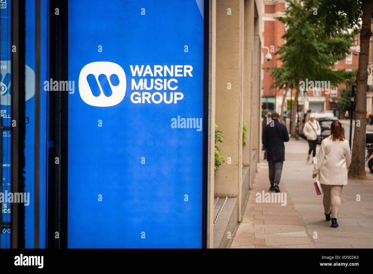 LONDON - 15. OKTOBER 2025: Warner Music Group UK Headquarters Sign on Kensington High Street, London Music Industry Stockfoto