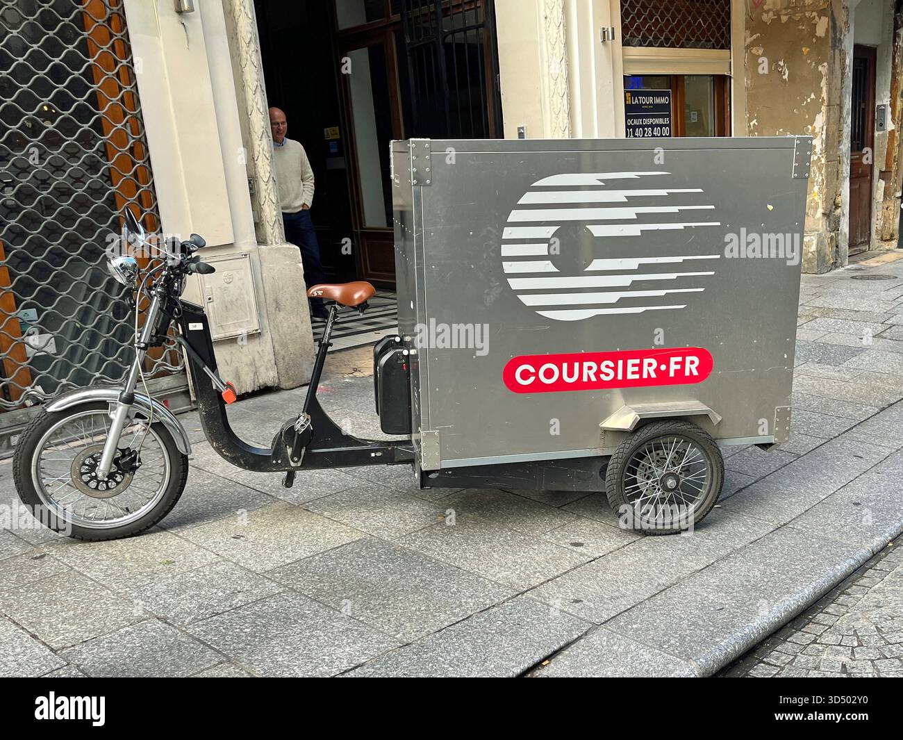 Paris, Frankreich - 20. Oktober 2022: COURSIER.FR innerstädtisches Lastenfahrrad mit elektrischer Lieferung. Stockfoto