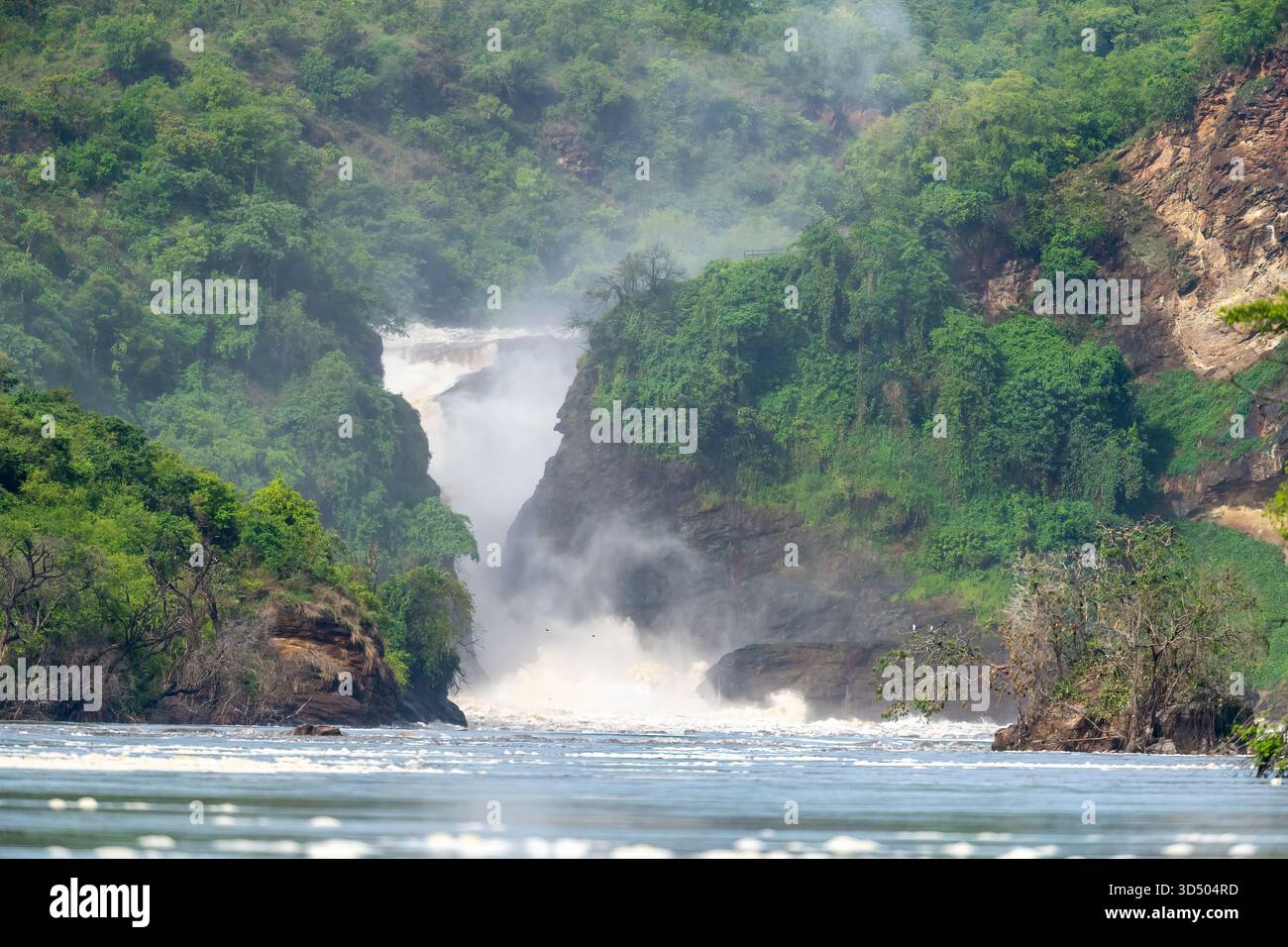 Ein beeindruckendes Bild zeigt die gewaltige Kraft und die raue Schönheit der Murchison Falls (auch bekannt als Kabarega Falls) am Nil in Uganda. Die volle Breite Stockfoto