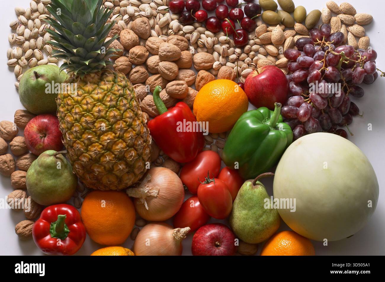 Sortiment an Obst, Nüssen und Gemüse, USA Stockfoto