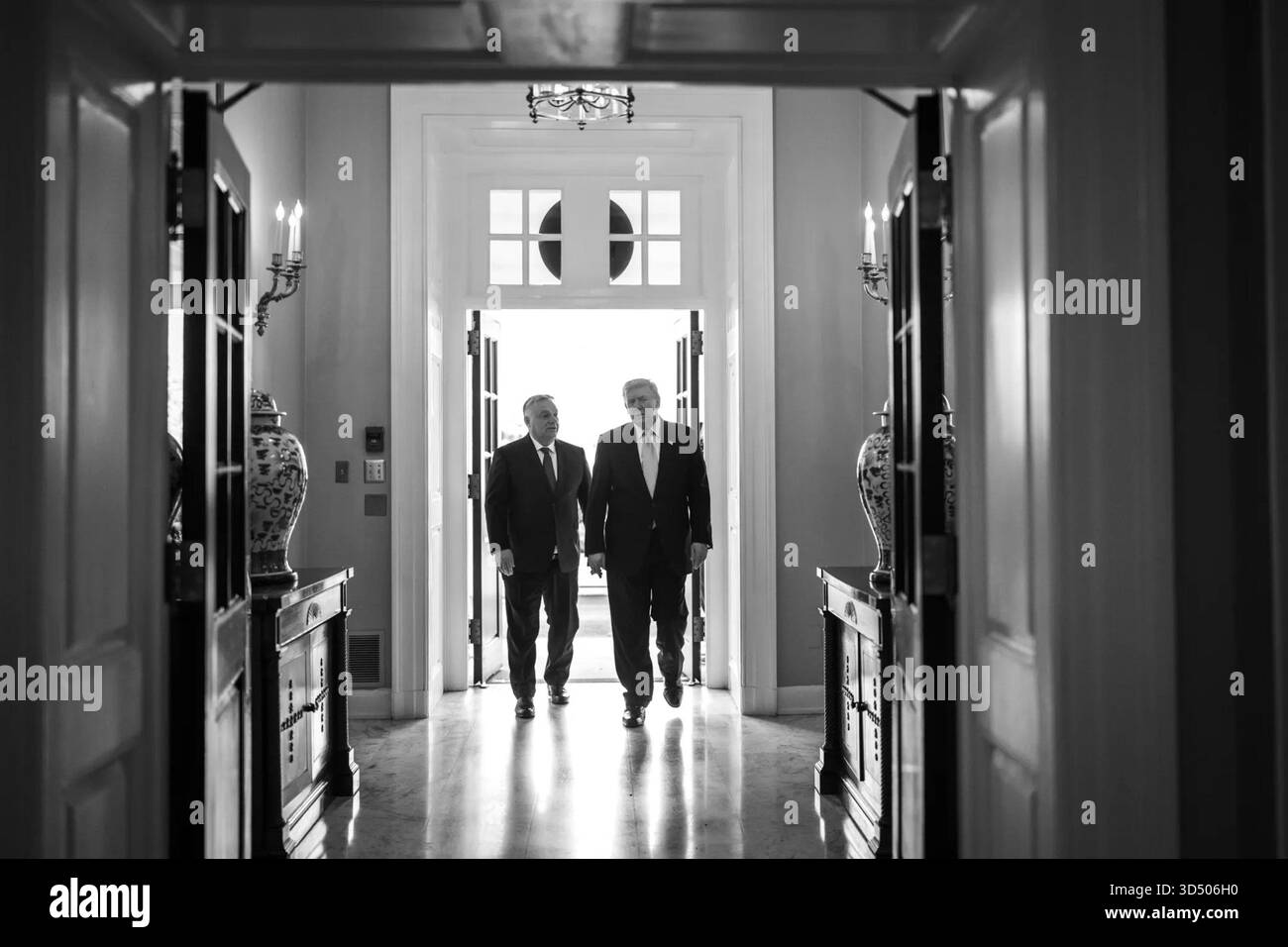 Präsident Donald J. Trump spaziert mit Ungarns Premierminister Viktor Orbán während ihres diplomatischen Besuchs am 7. November 2025 durch den Flur des Weißen Hauses. Bild mit freundlicher Genehmigung des Weißen Hauses. Stockfoto
