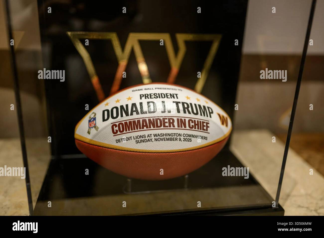Ein NFL-Gedenkball, der Präsident Donald J. Trump mit der Inschrift „Commander in Chief“ präsentiert wurde, wurde vor dem Matchup zwischen den Washington Commanders und den Detroit Lions im Northwest Stadium in Landover, Maryland, gezeigt. November 2025. Bild mit freundlicher Genehmigung des Weißen Hauses. Stockfoto