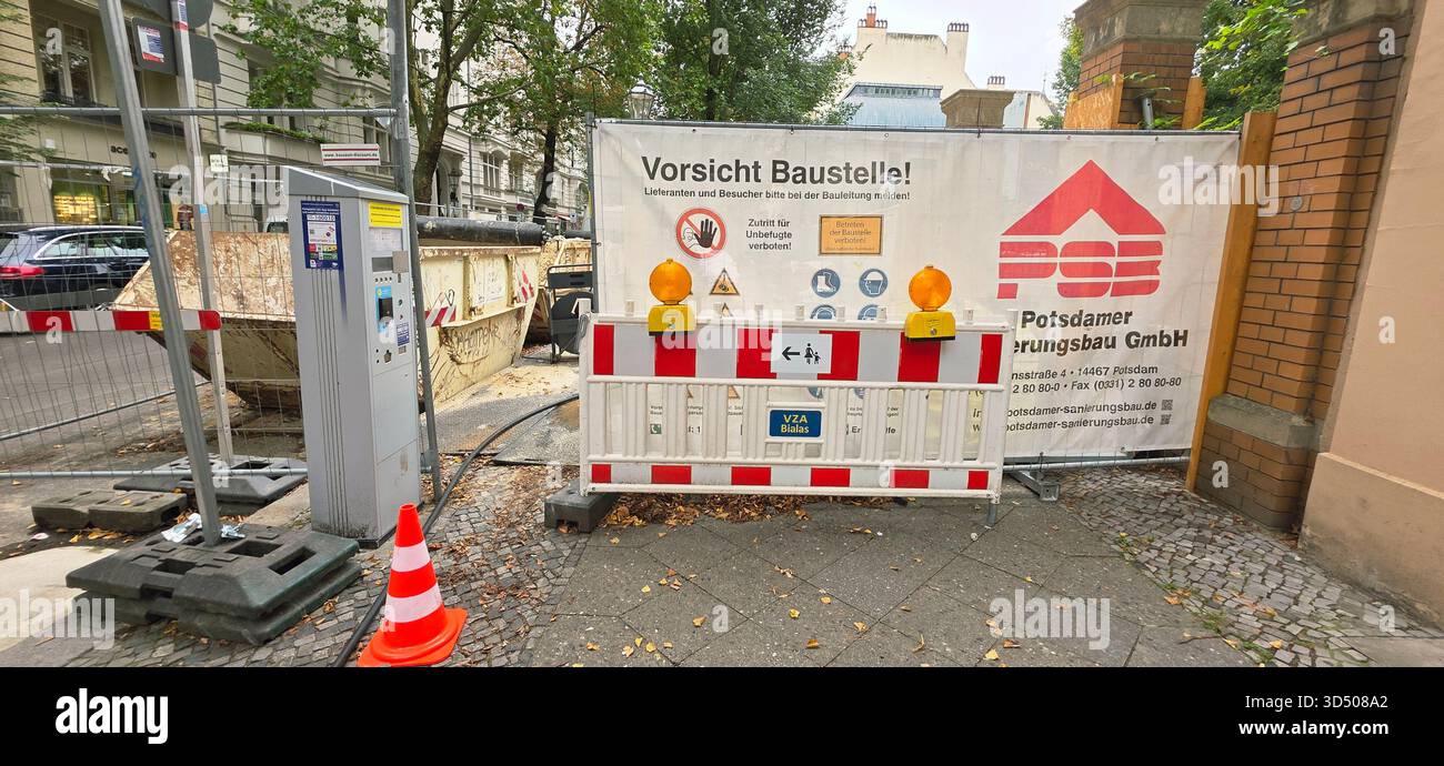 Berlin - 22. September 2025: Baustelle mit Warnschildern und Barrieren in geschäftiger Stadtumgebung. - Smartphone-aufgenommenes Stockfoto