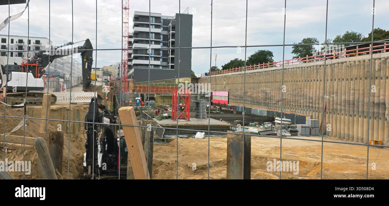 Berlin, Deutschland - 25. September 2025: Baustelle mit schweren Maschinen und Neubau in Entwicklung. - Smartphone-aufgenommenes Stockfoto