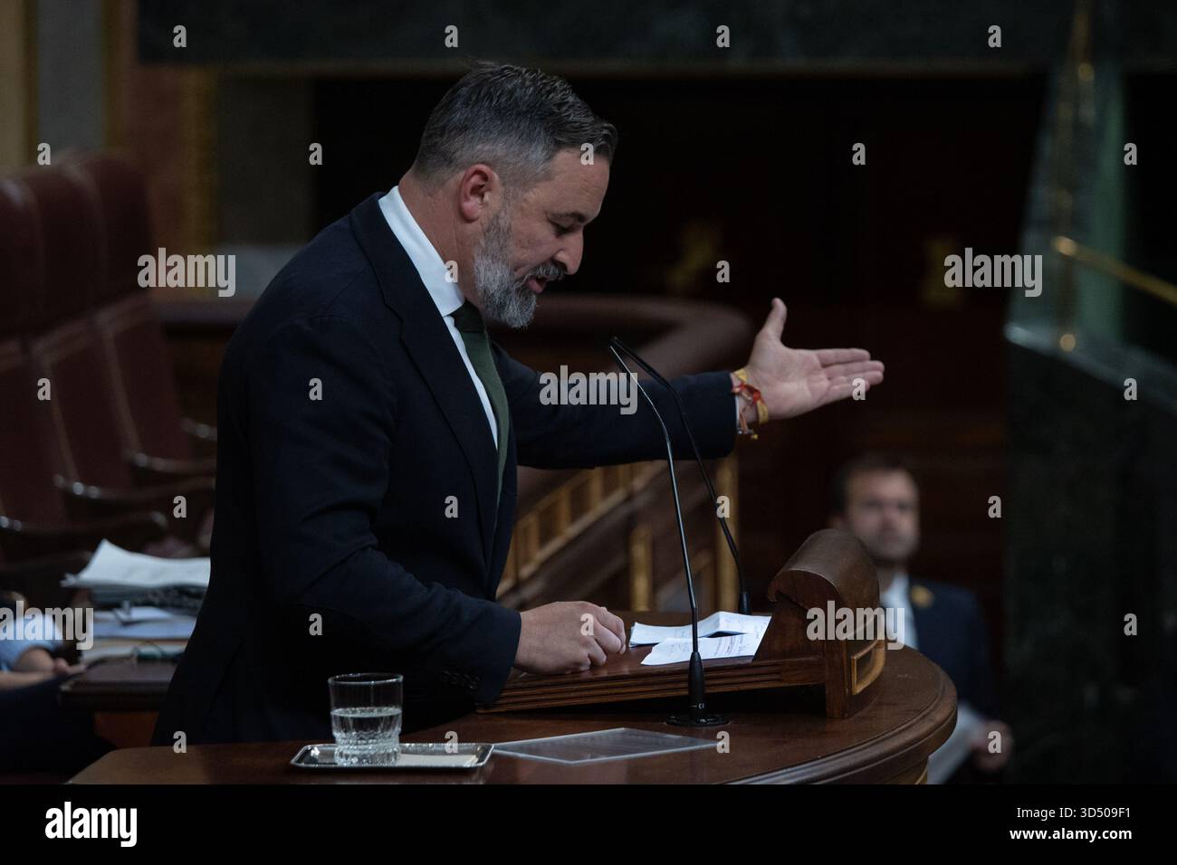 Madrid, Spanien. November 2025. Santiago Abascal, Mitglied des Abgeordnetenkongresses und Vorsitzender der politischen Partei Vox, nimmt an der Plenartagung des Abgeordnetenkongresses Teil. Quelle: D. Canales Carvajal/Alamy Live News Stockfoto