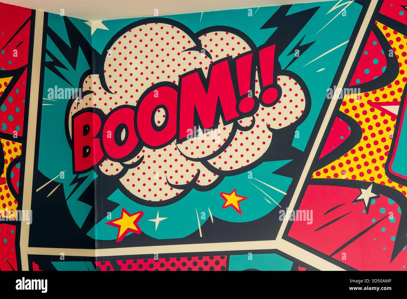 Lagos, Portugal, 8. November 2025. Ein lebhaftes Fototapete im Comic-Stil zeigt das Wort „BUMM!!“ In fetten Buchstaben mit Sternen und gepunkteten Mustern. Stockfoto