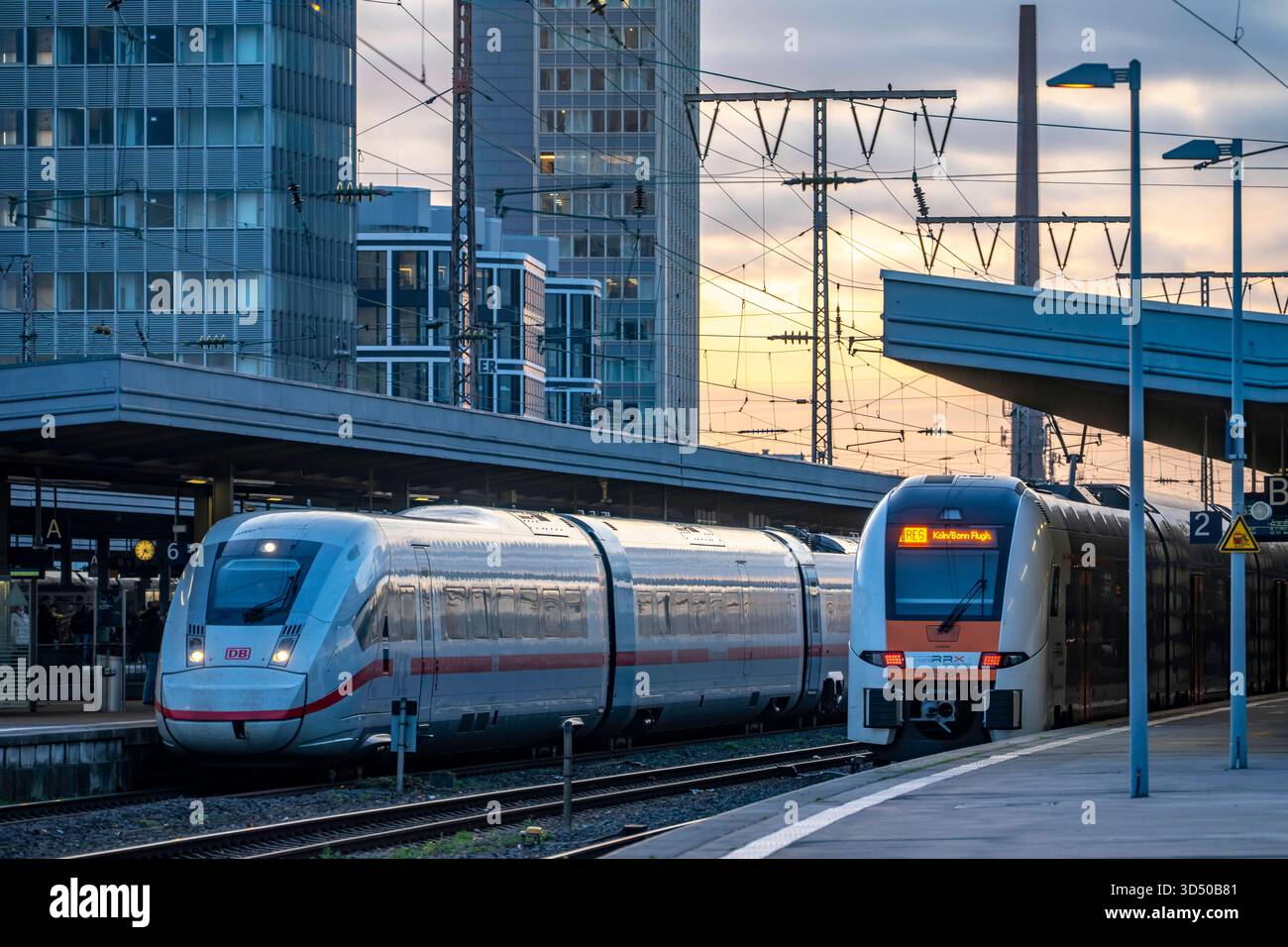 ICE Zug, RRX Zug, im Hauptbahnhof von Essen, am Bahnsteig, NRW, Deutschland, Bahnverkehr E HBF *** ICE-Zug, RRX-Zug, in Essen Hauptbahnhof, auf dem Bahnsteig, NRW, Deutschland, Bahnverkehr E HBF Stockfoto