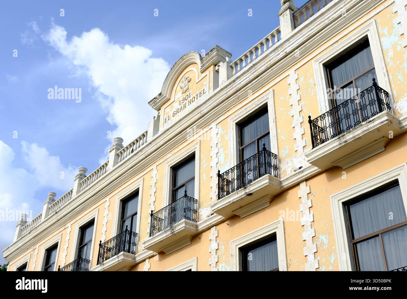 Fassade des El Gran Hotels in Mérida, Yucatán, Mexiko, mit historischen Balkonen und verwitterter Kolonialarchitektur. Stockfoto