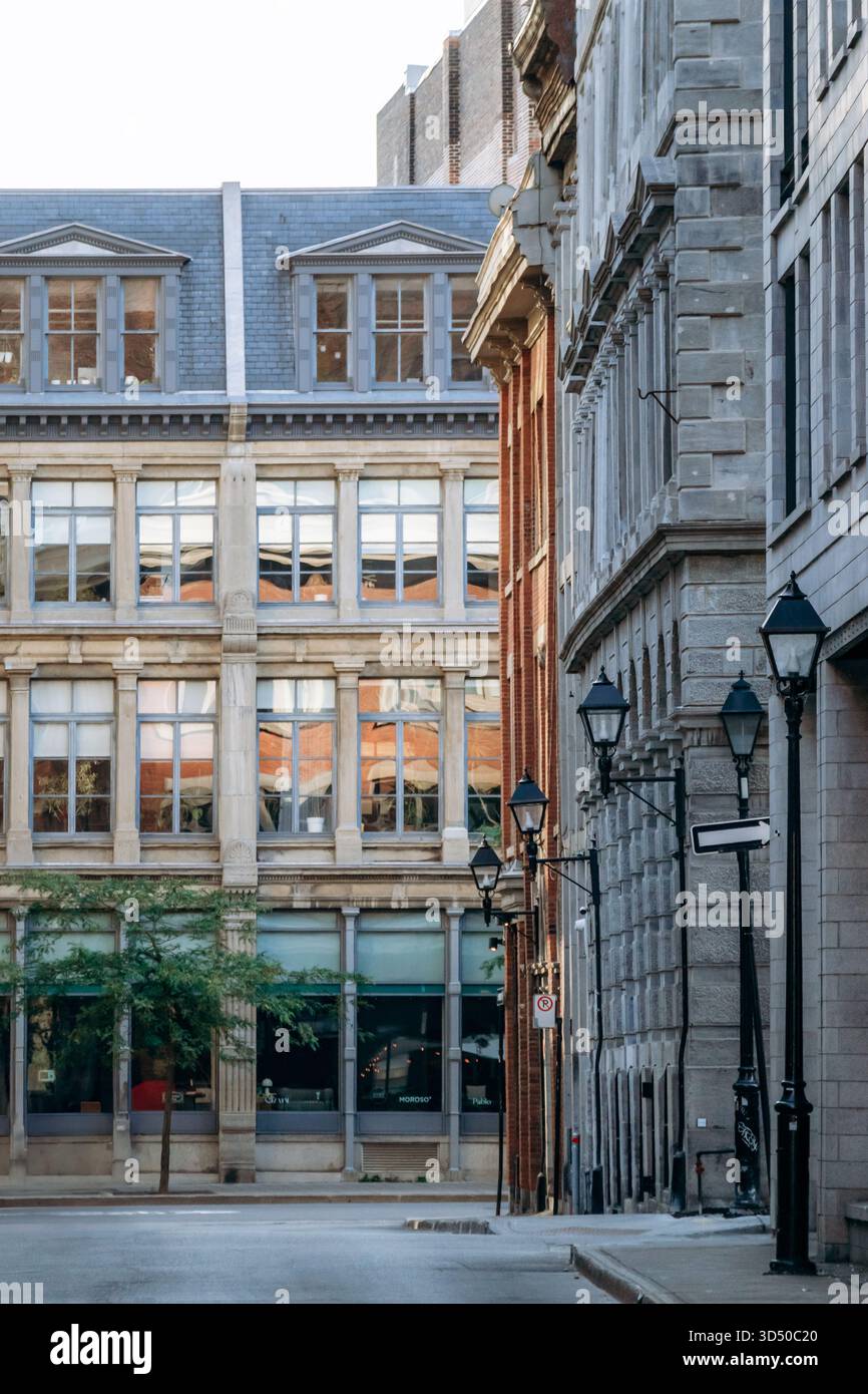 Montreal, Kanada - 11. August 2025: Ruhige Straße mit historischen Stein- und Backsteinhäusern im Zentrum von Montreal, Québec Stockfoto