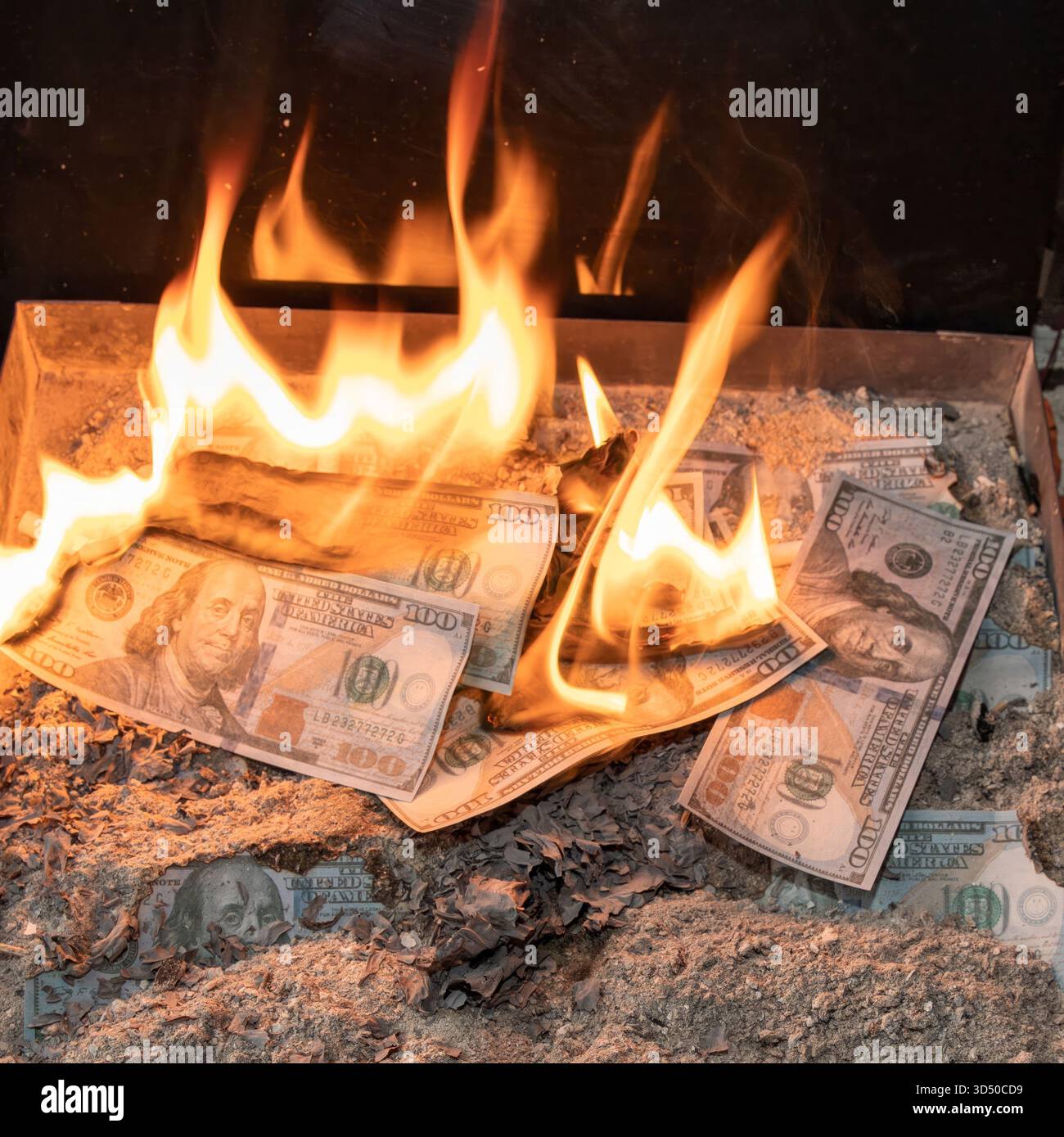 Das Verbrennen von Dollarscheinen als Symbol für Geldverlust und Finanzkrise Stockfoto