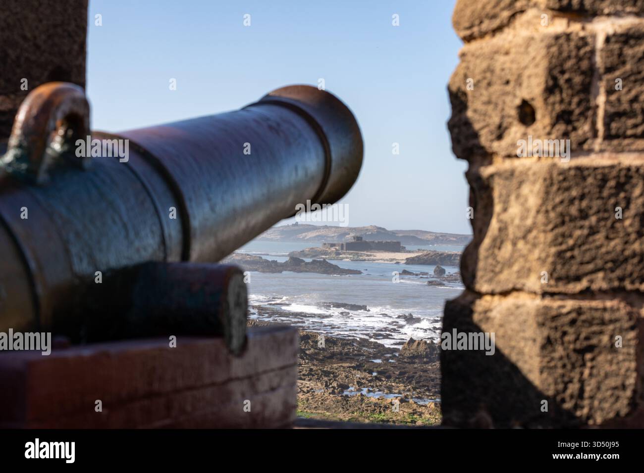 Eine Kanone auf den Stadtmauern von Essaouira, die auf den Atlantik zeigt Stockfoto