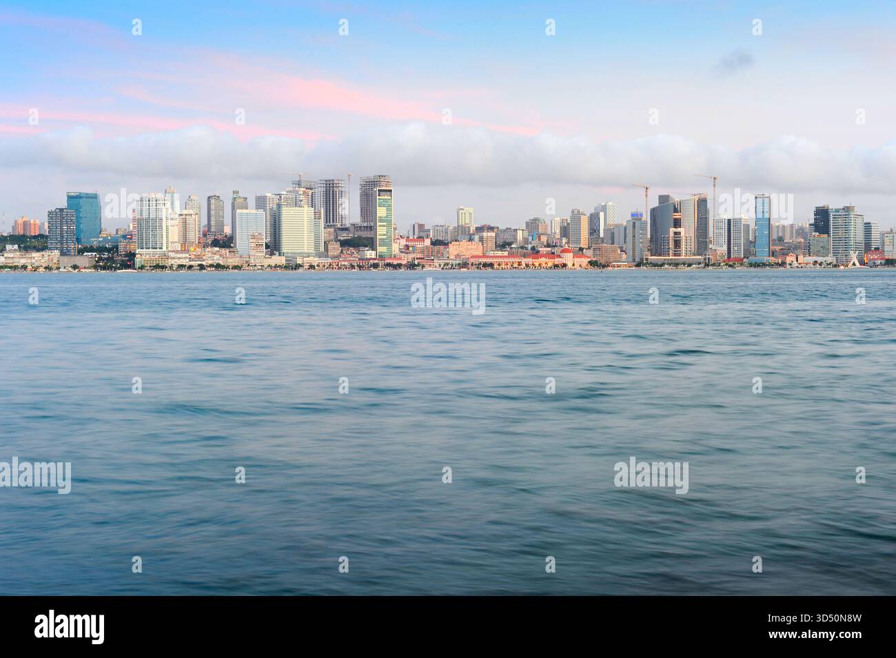 LUANDA, ANGOLA - 17. APRIL 2025: Skyline von Luanda Marginal - Modern Financial. Und Geschäftszentrum von Angola Stockfoto