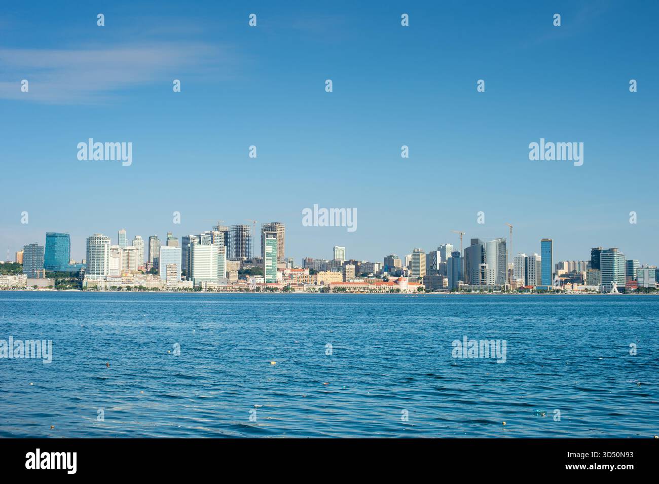 LUANDA, ANGOLA - 17. APRIL 2025: Skyline von Luanda Marginal - modernes Finanz- und Geschäftszentrum Angolas Stockfoto