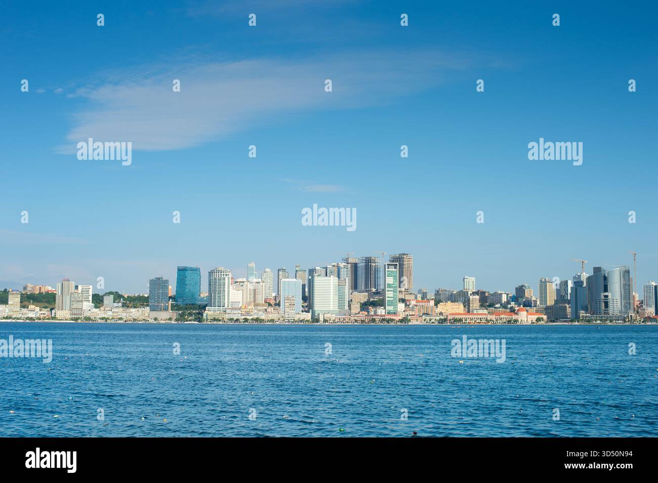 LUANDA, ANGOLA - 17. APRIL 2025: Skyline von Luanda Marginal - modernes Finanz- und Geschäftszentrum Angolas Stockfoto