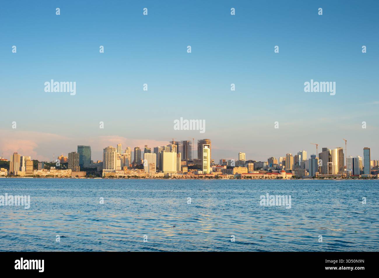 LUANDA, ANGOLA - 29. APRIL 2025: Skyline von Luanda Marginal - modernes Finanz- und Geschäftszentrum Angolas bei Sonnenuntergang Stockfoto