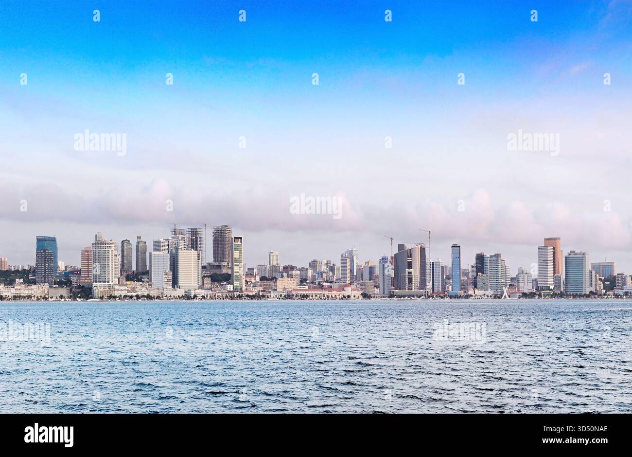 LUANDA, ANGOLA - 17. APRIL 2025: Stadtbild von Luanda Marginal - Modern Financial. Und Geschäftszentrum von Angola Stockfoto