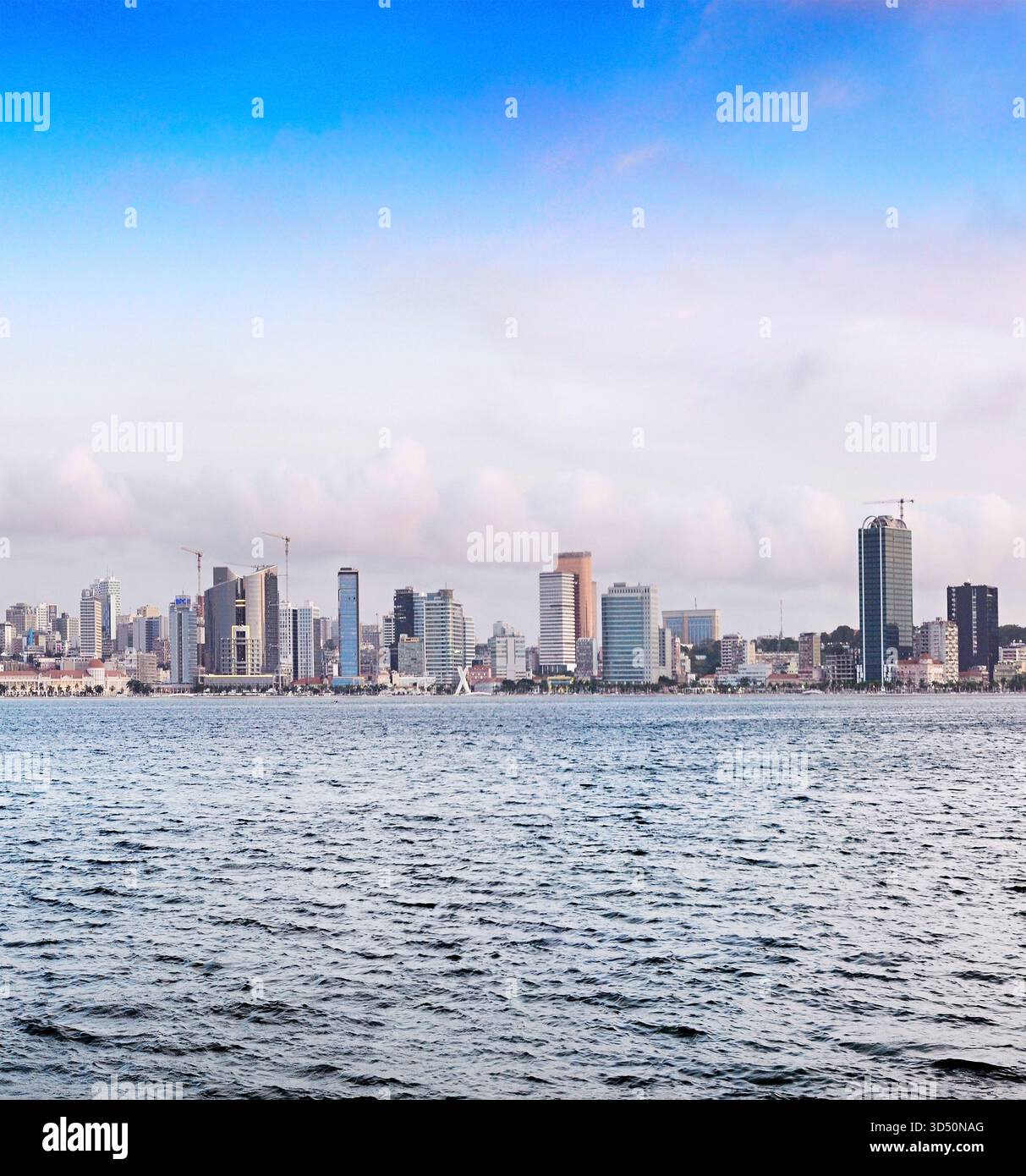 LUANDA, ANGOLA - 17. APRIL 2025: Skyline von Luanda Marginal - Modern Financial. Und Geschäftszentrum von Angola Stockfoto