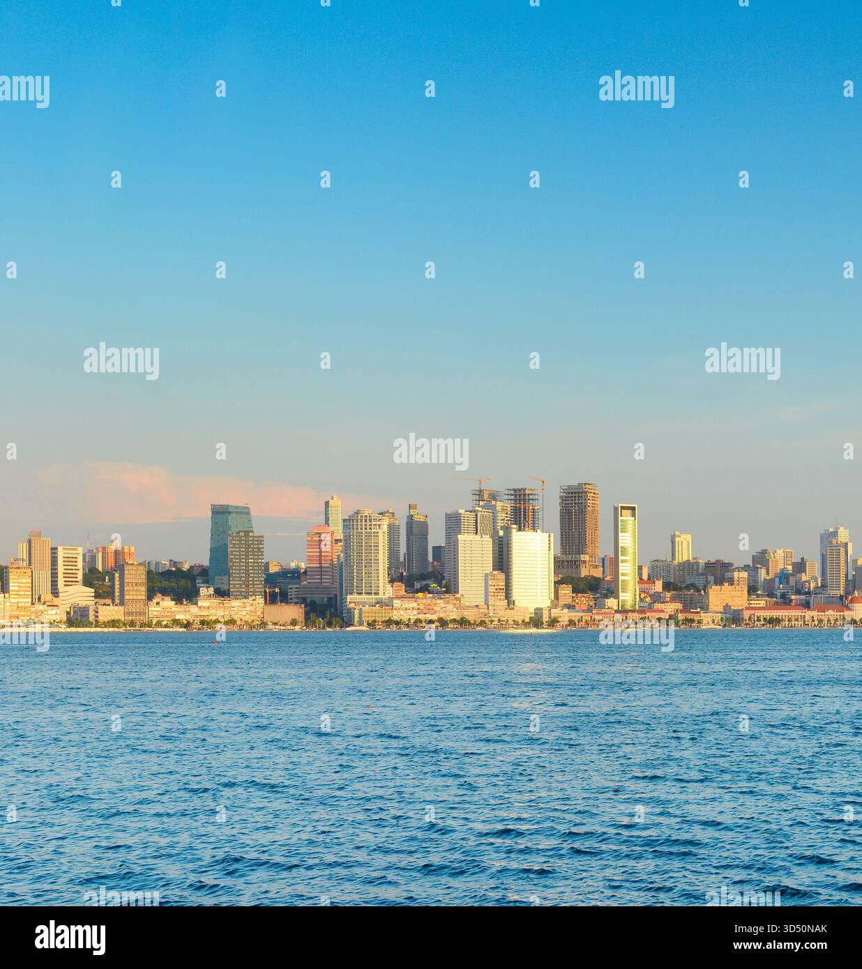 LUANDA, ANGOLA - 29. APRIL 2025: Panorama von Luanda Marginal - modernes Finanz- und Geschäftszentrum Angolas bei Sonnenuntergang Stockfoto