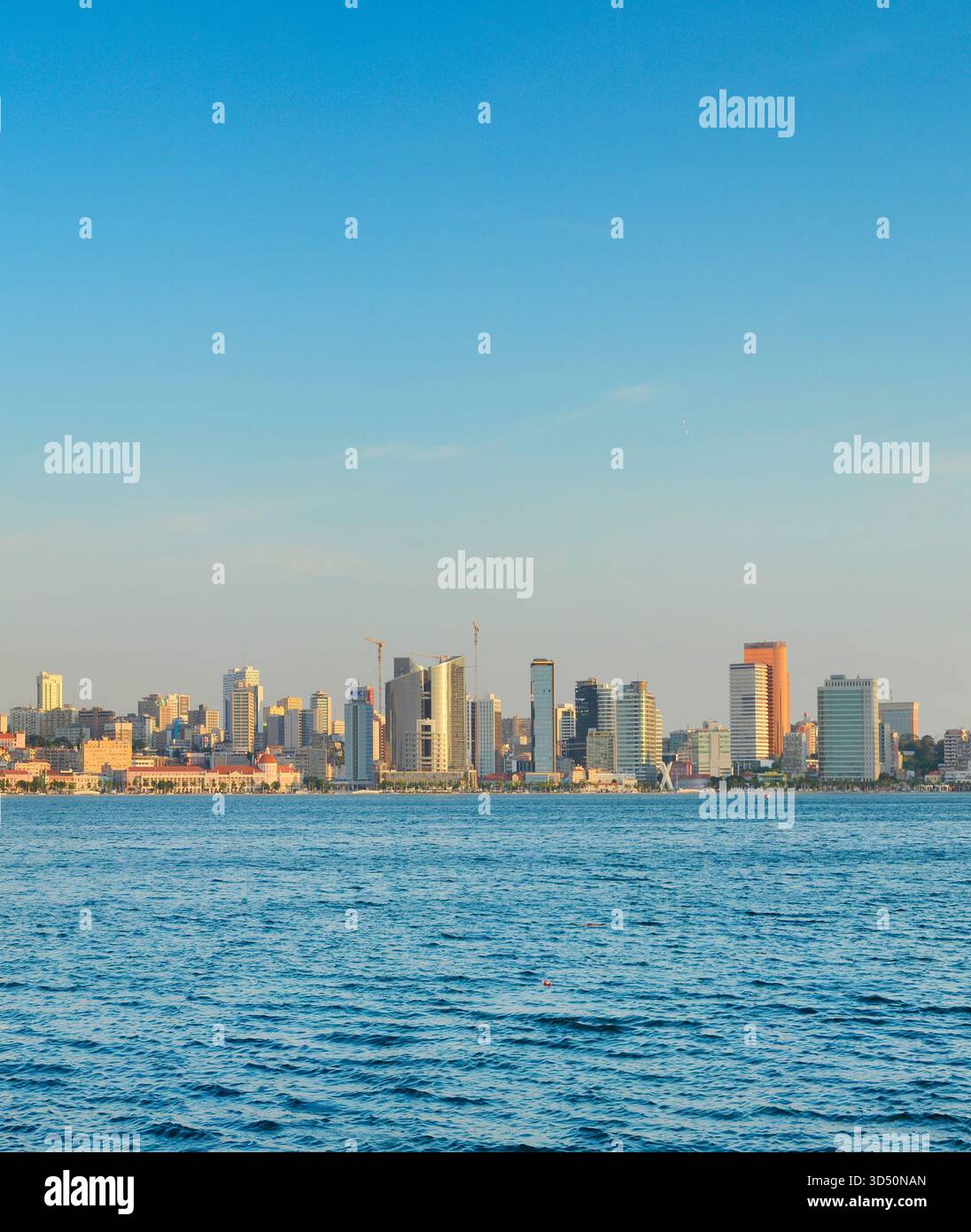 LUANDA, ANGOLA - 29. APRIL 2025: Panorama von Luanda Marginal - modernes Finanz- und Geschäftszentrum Angolas bei Sonnenuntergang Stockfoto