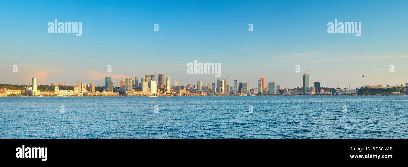 LUANDA, ANGOLA - 29. APRIL 2025: Panorama von Luanda Marginal - modernes Finanz- und Geschäftszentrum Angolas bei Sonnenuntergang Stockfoto