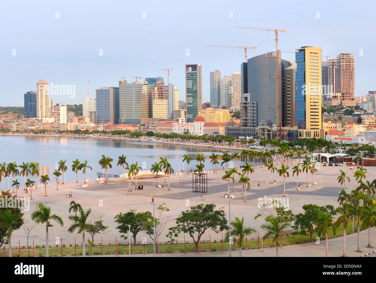Skyline von Luanda Marginal - modernes Finanzzentrum. Luanda, Angola Stockfoto