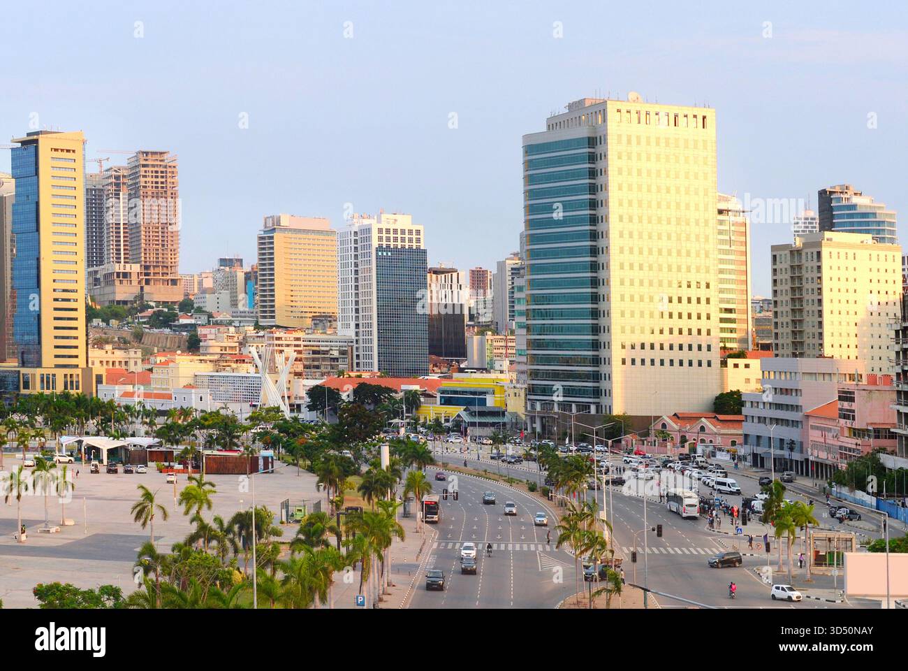 Stadtbild von Luanda Downtown bei Sonnenuntergang. Luanda, Angola Stockfoto