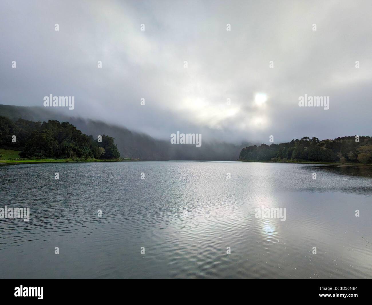 Landschaft mit einem See und Bergen an einem nebeligen Morgen. Insel Sao Miguel, Azoren, Portugal Stockfoto