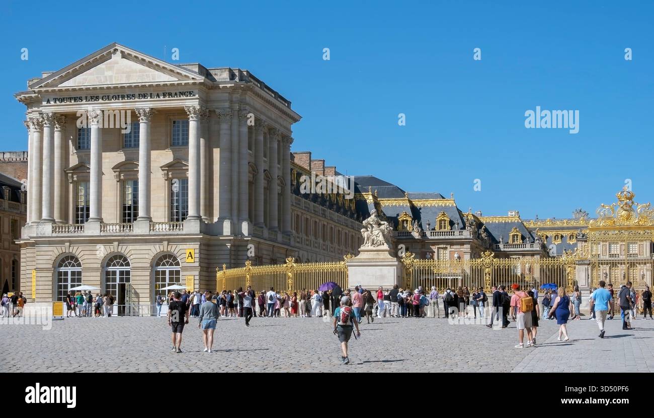 Menschen vor dem Eingang des Schlosses von Versailles, des Departements Yvelines der Region Île-de-France in Frankreich Stockfoto
