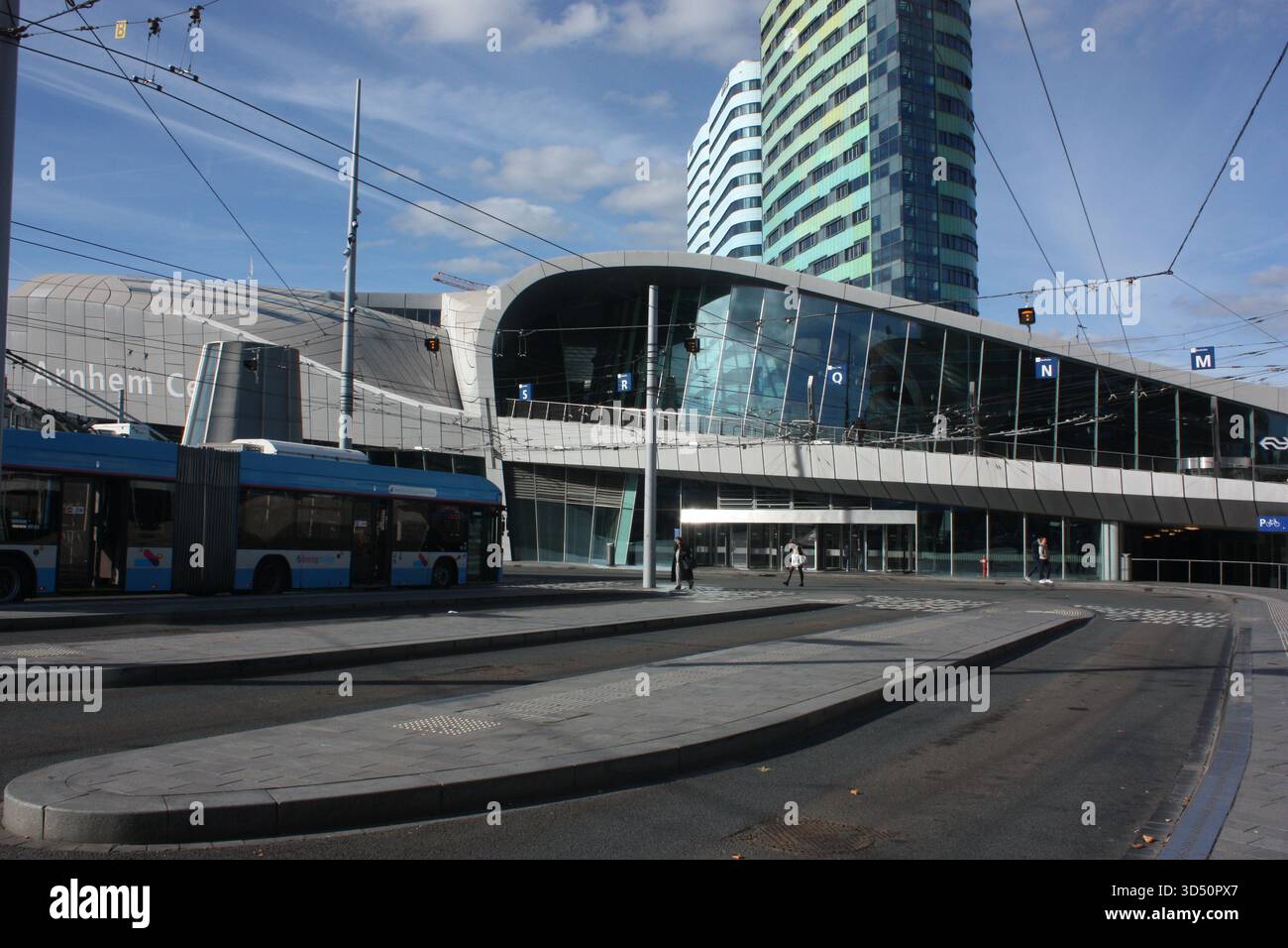 Bahnhof und Busbahnhof in Arnheim, Niederlande Stockfoto