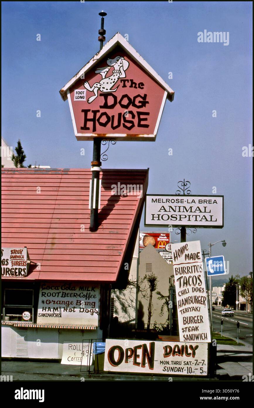 Der Dog House Hotdog-Stand auf der Melrose Ave. Nahe La Brea in Hollywood, CA. 1970er Jahre Stockfoto