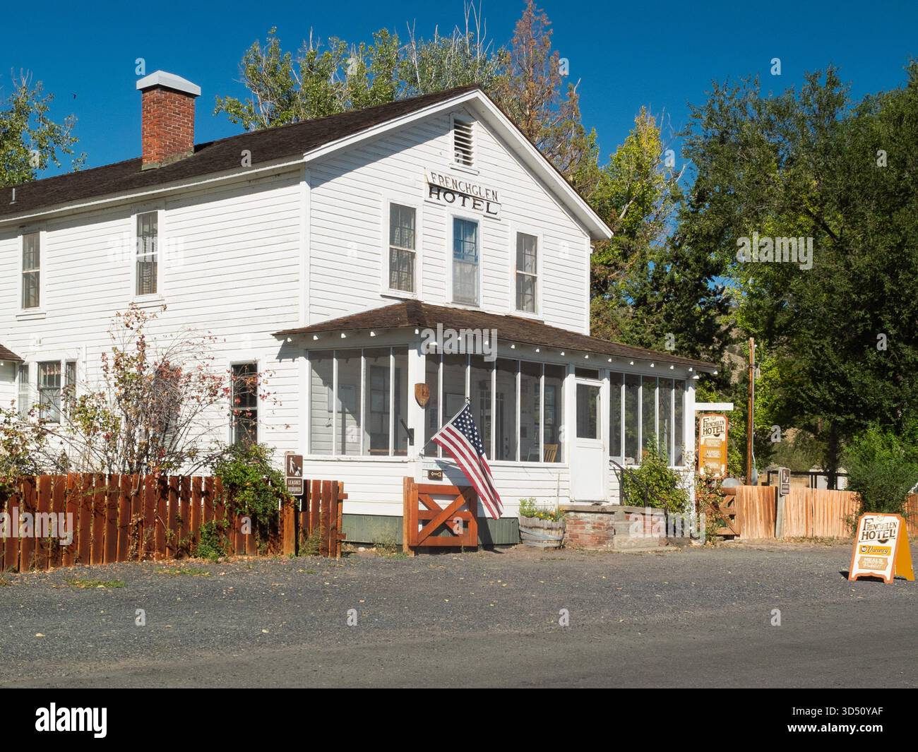 Blick auf das historische Frenchglen Hotel bei Tag in der Nähe des Steens Mountain im Südosten von Oregon Stockfoto
