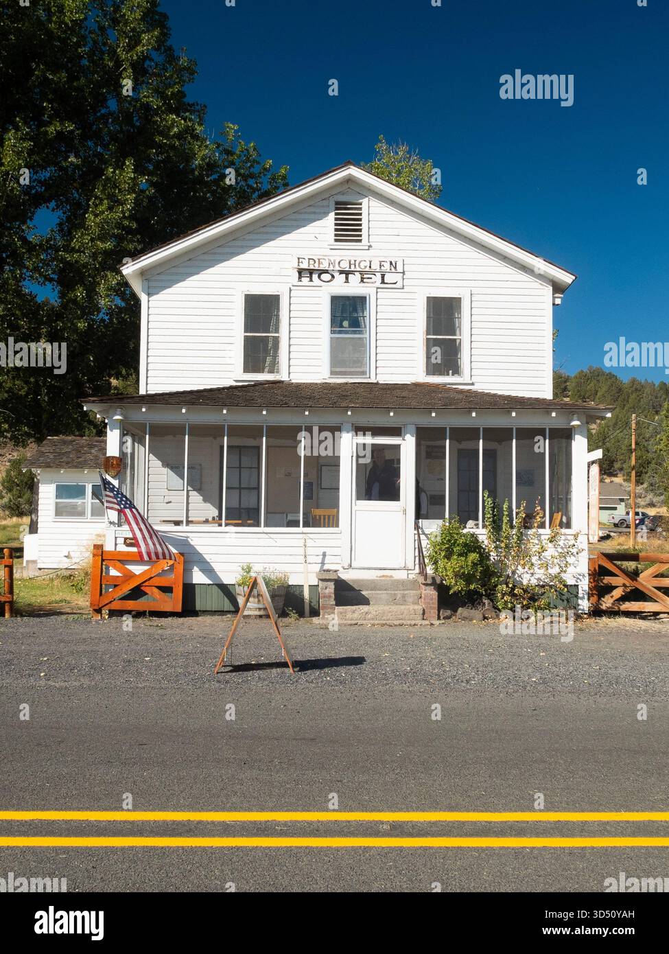 Blick auf das historische Frenchglen Hotel bei Tag in der Nähe des Steens Mountain im Südosten von Oregon Stockfoto