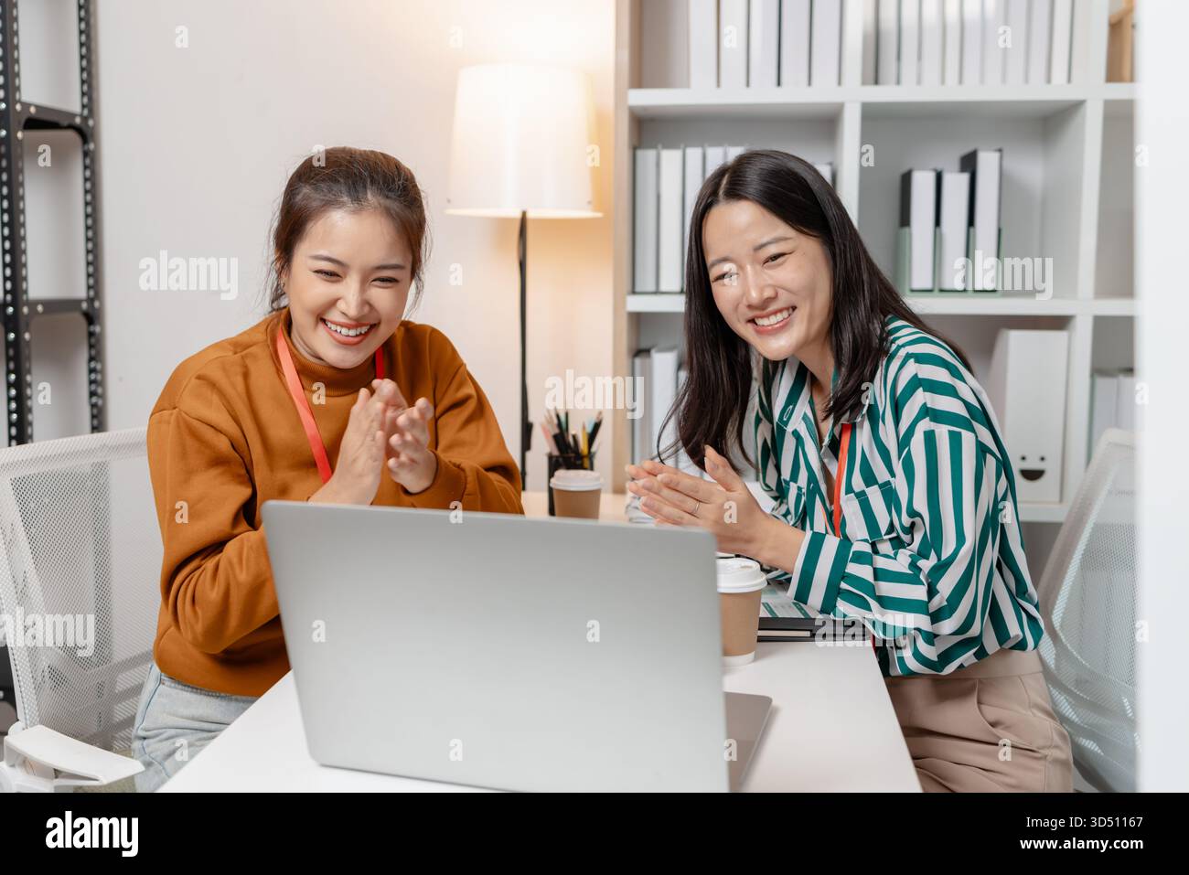 Kollegen arbeiten in einem geschäftlichen Meeting zusammen und betonen Teamwork, Kreativität und strategisches Denken, um gemeinsame Ziele zu erreichen und die Partnerschaft zu stärken Stockfoto