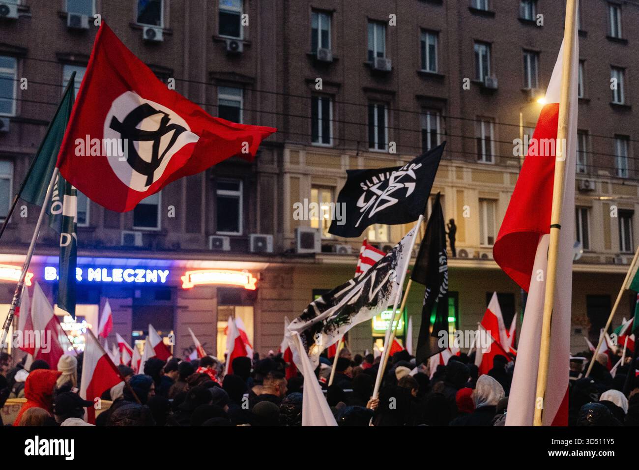 Nationalist schwenkt eine Flagge mit dem keltischen Kreuz, das während des Protestes das Nazi-Symbol der weißen Vorherrschaft auf der ganzen Welt ist. Polen feiert den Nationalen Unabhängigkeitstag und erinnert an die Wiedererlangung der Unabhängigkeit des Landes im Jahr 1918 nach 123 Jahren Teilung. 16 Jahre lang findet jährlich ein unabhängigkeitsmarsch durch die Straßen Warschaus statt, der von der nationalistischen und rechten Vereinigung des unabhängigkeitsmarsches organisiert wird. Dieses Jahr findet der marsch unter dem Motto "eine Nation - starkes Polen " statt, und die Veranstaltung befasst sich ausführlich mit der Frage der Migration als Bedrohung für die nationale Einheit. Stockfoto
