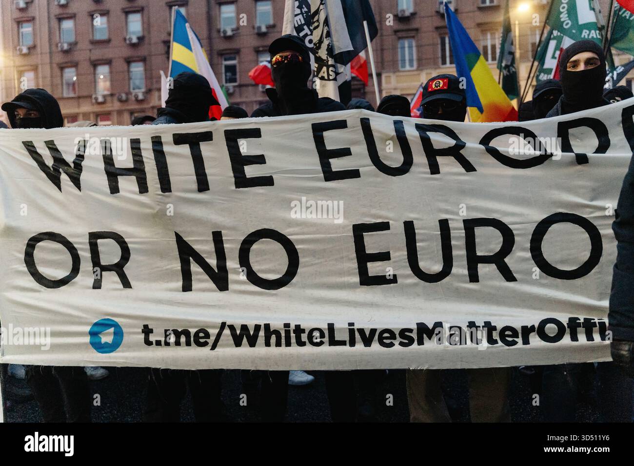 Rechtsextreme Demonstranten halten ein Banner mit der Aufschrift "Weißes Europa oder kein Europa", während sie am unabhängigkeitstag-marsch teilnehmen, der von katholischen und rechten Gruppen am 107. Jahrestag des polnischen Unabhängigkeitstages organisiert wird. In Warschau feiert Polen den Nationalen Unabhängigkeitstag, der 1918 an die Wiedererlangung der Unabhängigkeit des Landes nach 123 Jahren der Teilung erinnert. 16 Jahre lang findet jährlich ein unabhängigkeitsmarsch durch die Straßen Warschaus statt, der von der nationalistischen und rechten Vereinigung des unabhängigkeitsmarsches organisiert wird. Dieses Jahr findet der marsch unter dem Motto „eine Nation - stark Stockfoto