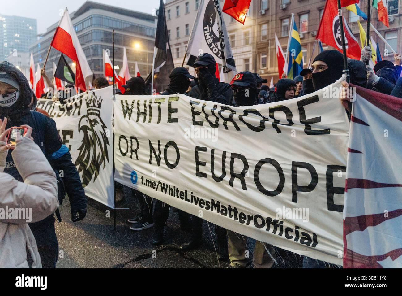 Rechtsextreme Demonstranten halten ein Banner mit der Aufschrift "Weißes Europa oder kein Europa", während sie am unabhängigkeitstag-marsch teilnehmen, der von katholischen und rechten Gruppen am 107. Jahrestag des polnischen Unabhängigkeitstages organisiert wird. In Warschau feiert Polen den Nationalen Unabhängigkeitstag, der 1918 an die Wiedererlangung der Unabhängigkeit des Landes nach 123 Jahren der Teilung erinnert. 16 Jahre lang findet jährlich ein unabhängigkeitsmarsch durch die Straßen Warschaus statt, der von der nationalistischen und rechten Vereinigung des unabhängigkeitsmarsches organisiert wird. Dieses Jahr findet der marsch unter dem Motto „eine Nation - stark Stockfoto