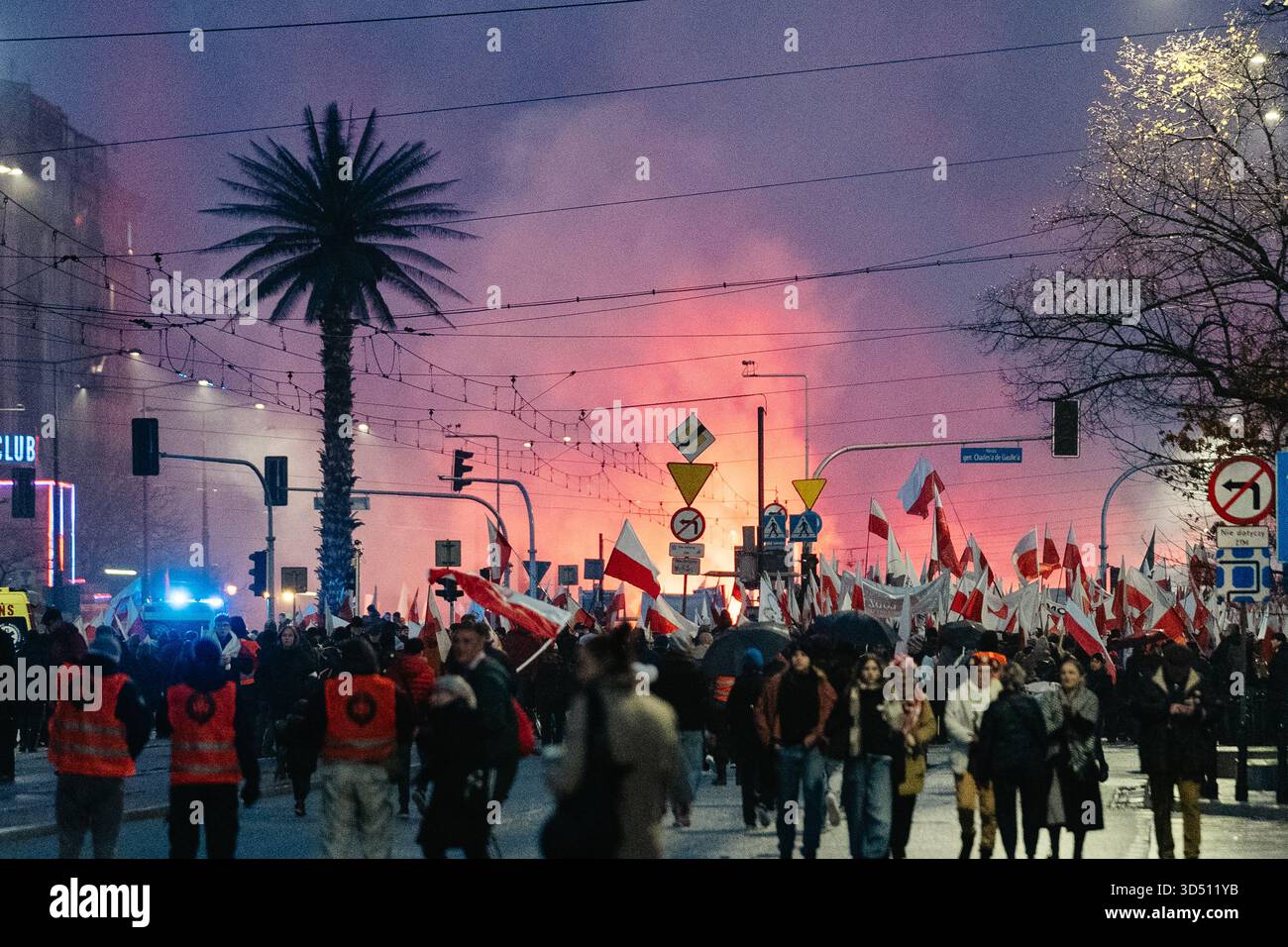Während der Feierlichkeiten zum Unabhängigkeitstag zum 107. Jahrestag der Wiedererlangung Polens in Warschau ziehen die Massen polnische Fahnen und zünden weiß- und rote Fahnen durch das Zentrum Warschaus. Polen feiert den Nationalen Unabhängigkeitstag und erinnert an die Wiedererlangung der Unabhängigkeit des Landes im Jahr 1918 nach 123 Jahren Teilung. 16 Jahre lang findet jährlich ein unabhängigkeitsmarsch durch die Straßen Warschaus statt, der von der nationalistischen und rechten Vereinigung des unabhängigkeitsmarsches organisiert wird. Dieses Jahr findet der marsch unter dem Motto „eine Nation - starkes Polen“ statt und die Veranstaltung extensiv Stockfoto